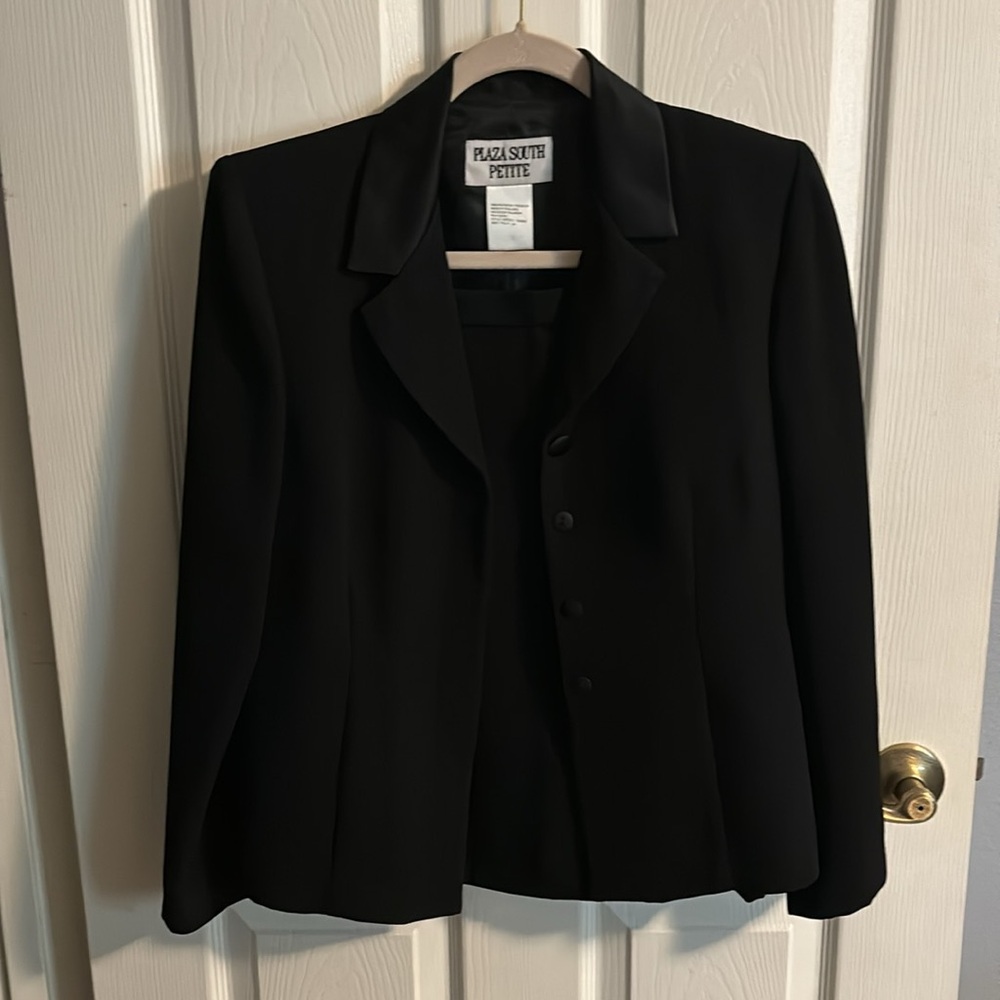 Chic Black Women's skirt suit set - freshly dry cleaned!